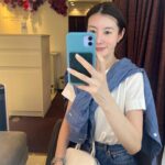 Rie Tomosaka Instagram - ⁡ 肌に赤みが出やすいので、攻めたスキンケアやトリートメントはせず、とにかく保湿メインの日々。めっちゃ調子いいー！じゃなくていいから、なんとなくいいかも！くらいをキープできるのが理想。 ⁡ 1枚目: @lecollection_ginza で定期的に水素クレンジング。これを始めてから、かなり肌の治安が安定。水素水で毛穴の汚れや酸化したサビを取り除いてから導入とパック、という流れが私にはぴったり。 2枚目: 左はラフォーレ エクスフィータ クレンジングクリーム。くるくる優しく馴染ませて、更に手を濡らして乳化させながら更にくるくる。あとは洗い流すだけ。クレンジングをこれにしてから、劇的に肌が安定した。ダブル洗顔はなし！お風呂上がりは真ん中の @dryskinlab シェイクモイストミルクをたっぷりコットンにつけて優しく拭き取り。朝も洗顔なしで、同じようにこれで拭き取るだけにしてたら調子良き。赤みが出やすい人に超おすすめ。次につけるのが右側のHEPASKIN リフトアクアコラージュ。大好きでもう何本目だろう？ 3枚目: 次はシートマスクをするんですが(朝も晩も)、今は自分好みのシートマスクを絶賛試作中。納得いくものができたら商品化したい🫰 4枚目: リピート中の美容液は左から、 @meeth_official のセラダーマエッセンスは、セラミドたっぷりで安心なやつ、 @haab_skin のエクソソームの美容液は高いだけあるの…肌を底上げしてくれる。そして最近ナイトクリームとして使ってる @dryskinlab 。右端はこちらもリピートしてる @meeth_official のデイクリーム。メイク前に特に良い。 5枚目: 顔はタオルじゃなくて、itoのフェイシャルタオルで拭く。 ⁡ 突如、好きなものをみんなとシェアしたいブーム到来。ファンデや日焼け止めの質問も沢山いただくので、それはまた改めて載せますね。