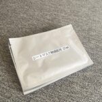 Rie Tomosaka Instagram - ⁡ 肌に赤みが出やすいので、攻めたスキンケアやトリートメントはせず、とにかく保湿メインの日々。めっちゃ調子いいー！じゃなくていいから、なんとなくいいかも！くらいをキープできるのが理想。 ⁡ 1枚目: @lecollection_ginza で定期的に水素クレンジング。これを始めてから、かなり肌の治安が安定。水素水で毛穴の汚れや酸化したサビを取り除いてから導入とパック、という流れが私にはぴったり。 2枚目: 左はラフォーレ エクスフィータ クレンジングクリーム。くるくる優しく馴染ませて、更に手を濡らして乳化させながら更にくるくる。あとは洗い流すだけ。クレンジングをこれにしてから、劇的に肌が安定した。ダブル洗顔はなし！お風呂上がりは真ん中の @dryskinlab シェイクモイストミルクをたっぷりコットンにつけて優しく拭き取り。朝も洗顔なしで、同じようにこれで拭き取るだけにしてたら調子良き。赤みが出やすい人に超おすすめ。次につけるのが右側のHEPASKIN リフトアクアコラージュ。大好きでもう何本目だろう？ 3枚目: 次はシートマスクをするんですが(朝も晩も)、今は自分好みのシートマスクを絶賛試作中。納得いくものができたら商品化したい🫰 4枚目: リピート中の美容液は左から、 @meeth_official のセラダーマエッセンスは、セラミドたっぷりで安心なやつ、 @haab_skin のエクソソームの美容液は高いだけあるの…肌を底上げしてくれる。そして最近ナイトクリームとして使ってる @dryskinlab 。右端はこちらもリピートしてる @meeth_official のデイクリーム。メイク前に特に良い。 5枚目: 顔はタオルじゃなくて、itoのフェイシャルタオルで拭く。 ⁡ 突如、好きなものをみんなとシェアしたいブーム到来。ファンデや日焼け止めの質問も沢山いただくので、それはまた改めて載せますね。