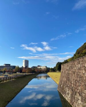 Rie Tomosaka Instagram - ⁡
しのぴと弾丸金沢旅行with息子🙆‍♀️
色々と、面白すぎた🥹
⁡
1枚目) #21世紀美術館 
2枚目) #ちょう吉 #ひがし茶屋街 
3枚目) #みつ川 #予約取れず外から覗く女
4枚目) #メルツバウ #モーニング
5枚目) #八郎すし
6枚目) #金沢城 
7枚目) #しのぴと息子
8枚目) #兼六園 
⁡
#金沢