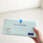 Rie Tomosaka Instagram - ⁡ 肌に赤みが出やすいので、攻めたスキンケアやトリートメントはせず、とにかく保湿メインの日々。めっちゃ調子いいー！じゃなくていいから、なんとなくいいかも！くらいをキープできるのが理想。 ⁡ 1枚目: @lecollection_ginza で定期的に水素クレンジング。これを始めてから、かなり肌の治安が安定。水素水で毛穴の汚れや酸化したサビを取り除いてから導入とパック、という流れが私にはぴったり。 2枚目: 左はラフォーレ エクスフィータ クレンジングクリーム。くるくる優しく馴染ませて、更に手を濡らして乳化させながら更にくるくる。あとは洗い流すだけ。クレンジングをこれにしてから、劇的に肌が安定した。ダブル洗顔はなし！お風呂上がりは真ん中の @dryskinlab シェイクモイストミルクをたっぷりコットンにつけて優しく拭き取り。朝も洗顔なしで、同じようにこれで拭き取るだけにしてたら調子良き。赤みが出やすい人に超おすすめ。次につけるのが右側のHEPASKIN リフトアクアコラージュ。大好きでもう何本目だろう？ 3枚目: 次はシートマスクをするんですが(朝も晩も)、今は自分好みのシートマスクを絶賛試作中。納得いくものができたら商品化したい🫰 4枚目: リピート中の美容液は左から、 @meeth_official のセラダーマエッセンスは、セラミドたっぷりで安心なやつ、 @haab_skin のエクソソームの美容液は高いだけあるの…肌を底上げしてくれる。そして最近ナイトクリームとして使ってる @dryskinlab 。右端はこちらもリピートしてる @meeth_official のデイクリーム。メイク前に特に良い。 5枚目: 顔はタオルじゃなくて、itoのフェイシャルタオルで拭く。 ⁡ 突如、好きなものをみんなとシェアしたいブーム到来。ファンデや日焼け止めの質問も沢山いただくので、それはまた改めて載せますね。