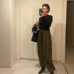 Rie Tomosaka Instagram - ⁡ 一気に寒くなりました❄️ やっとニットが着れますね。 ⁡ 写真じゃ全く分かりませんが、お袖がひらりんと可愛いMWのLillyknit。デニム合わせ率が高いけど、今年は相変わらずマイブームなパラシュートパンツに合わせも。 ⁡ #お洋服はタグ付けしてあります