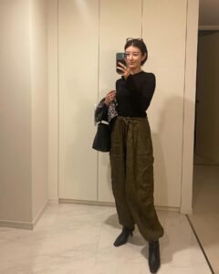 Rie Tomosaka Instagram - ⁡ 一気に寒くなりました❄️ やっとニットが着れますね。 ⁡ 写真じゃ全く分かりませんが、お袖がひらりんと可愛いMWのLillyknit。デニム合わせ率が高いけど、今年は相変わらずマイブームなパラシュートパンツに合わせも。 ⁡ #お洋服はタグ付けしてあります