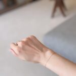 Rie Tomosaka Instagram - ⁡ ストーリーズに載せているものを、フィードに残してほしいというリクエストを多くいただくので、こちらにも。以下、最近のハマりもの。 ⁡ 1枚目: @pastierra の華奢なブレスレット。最近ずっとつけてるもの。キヘイチェーンのシリーズでネックレスもつけてます。肌にも馴染む、この華奢さが好き。 2枚目: @bobbibrown のリップティント。 @daaai_chan に教えてもらったベアピンクは素の唇の色を生かした、ナチュラルな色。すっぴんの日にも浮かない良き塩梅。もう一つ買ったベアメロンはオレンジ系で、ペアピンクよりもしっかり発色するのでメイクする日はこっち。 3枚目: @ikiikioilcare のロールオンタイプのオイル。指先とか首筋にくるくるして使ってる。香りって本当に良い気分転換になる。少し甘めなハワイ、柑橘系な爽やかさのパリ、さっぱりクールなヘルシンキを愛用中。 4枚目: リップマスク。ベッドサイドに置いて寝る前に使ってる。しっとりぷるぷる。 5枚目: @searoomlynn_official のカップ付きロングワンピ。生地も肉厚で身体のラインをひろいすぎなくて良い。私がライブで着ていたのはオートミールという色のM FULLというサイズ。色違いも欲しいくらい気に入ってる。