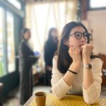 Rie Tomosaka Instagram - ⁡ 先月の韓国旅行🇰🇷街に勢いがあって本当に刺激的でした。オススメをまとめてとのリクエストを沢山いただきましたが、初渡韓だったのでオススメできるほど知らないのですが、ざっくり個人的感想を。 ⁡ #明洞 2泊3日、明洞エリアに泊まりました。賑やかで色々楽しそうかなと思って選んだけど、私はちょっと落ち着かなくて、もし次に行く機会あるなら江南がいいなと思いました。ホテルは旅の目的と好みによって選択が全く変わると思うので、良し悪しは人それぞれかと。 ⁡ #景福宮 もう爆上がり。韓ドラ見てるから、ぎゃーん！ってなる。次は絶対チマチョゴリ着たい…🔥 ⁡ #陳玉華ハルメ元祖タッカンマリ すごく並ぶと聞いてたけど、平日17時過ぎに行って普通に入れてラッキー。それでもほぼ満席。帰る頃には外に列ができていた。じゃがいもと〆の麺が最高。トッポギも追加。 ⁡ #乙密台 水冷麺をいただきました。マンドゥ美味しかった。現地の人が殆ど。 ⁡ #黄金牧場 ふらりと入れたこちらでサムギョプサル。日本人の口にも合うお味。ワサビと甘酸っぱい葉物のお漬物的な薬味で食べるのが好きだった。日本語メニューもあって気楽だし、普通でとても良き。 ⁡ しかし言葉の壁はかなり大きい。観光エリア以外は英語が通じないところや、英語表記もない店舗も多し。そしてクレカ使えないお店やタクシーも多かったな。(Uberとかは別)地下鉄のSuica的なカードも現金チャージしかできなくて、がびーん。両替必須。 ⁡ 次は韓国でミュージカルが見たいです🫡 みんなのオススメも教えてね。 ⁡ #韓国 #渡韓 ⁡ ⁡ ⁡