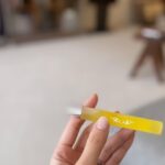 Rie Tomosaka Instagram - ⁡ ストーリーズに載せているものを、フィードに残してほしいというリクエストを多くいただくので、こちらにも。以下、最近のハマりもの。 ⁡ 1枚目: @pastierra の華奢なブレスレット。最近ずっとつけてるもの。キヘイチェーンのシリーズでネックレスもつけてます。肌にも馴染む、この華奢さが好き。 2枚目: @bobbibrown のリップティント。 @daaai_chan に教えてもらったベアピンクは素の唇の色を生かした、ナチュラルな色。すっぴんの日にも浮かない良き塩梅。もう一つ買ったベアメロンはオレンジ系で、ペアピンクよりもしっかり発色するのでメイクする日はこっち。 3枚目: @ikiikioilcare のロールオンタイプのオイル。指先とか首筋にくるくるして使ってる。香りって本当に良い気分転換になる。少し甘めなハワイ、柑橘系な爽やかさのパリ、さっぱりクールなヘルシンキを愛用中。 4枚目: リップマスク。ベッドサイドに置いて寝る前に使ってる。しっとりぷるぷる。 5枚目: @searoomlynn_official のカップ付きロングワンピ。生地も肉厚で身体のラインをひろいすぎなくて良い。私がライブで着ていたのはオートミールという色のM FULLというサイズ。色違いも欲しいくらい気に入ってる。