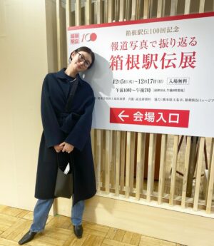 Rie Tomosaka Instagram - ⁡
たまたま日本橋三越に用事があったのですが
こんな最高すぎる写真展が開催されていた…✨
無料でこんな展示をありがとうございます😭
箱根駅伝100回大会、楽しみすぎる。
⁡
同じフロアで開催されていた
2023年の報道写真展も面白かった。
大人になると、こういうものに興味がわくのだなぁ。
⁡
#箱根駅伝
#展示はクリスマス明けから別フロアでやるみたいです