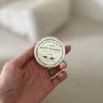 Rie Tomosaka Instagram - ⁡ ストーリーズに載せているものを、フィードに残してほしいというリクエストを多くいただくので、こちらにも。以下、最近のハマりもの。 ⁡ 1枚目: @pastierra の華奢なブレスレット。最近ずっとつけてるもの。キヘイチェーンのシリーズでネックレスもつけてます。肌にも馴染む、この華奢さが好き。 2枚目: @bobbibrown のリップティント。 @daaai_chan に教えてもらったベアピンクは素の唇の色を生かした、ナチュラルな色。すっぴんの日にも浮かない良き塩梅。もう一つ買ったベアメロンはオレンジ系で、ペアピンクよりもしっかり発色するのでメイクする日はこっち。 3枚目: @ikiikioilcare のロールオンタイプのオイル。指先とか首筋にくるくるして使ってる。香りって本当に良い気分転換になる。少し甘めなハワイ、柑橘系な爽やかさのパリ、さっぱりクールなヘルシンキを愛用中。 4枚目: リップマスク。ベッドサイドに置いて寝る前に使ってる。しっとりぷるぷる。 5枚目: @searoomlynn_official のカップ付きロングワンピ。生地も肉厚で身体のラインをひろいすぎなくて良い。私がライブで着ていたのはオートミールという色のM FULLというサイズ。色違いも欲しいくらい気に入ってる。