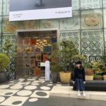 Rie Tomosaka Instagram - ⁡ 先月の韓国旅行🇰🇷街に勢いがあって本当に刺激的でした。オススメをまとめてとのリクエストを沢山いただきましたが、初渡韓だったのでオススメできるほど知らないのですが、ざっくり個人的感想を。 ⁡ #明洞 2泊3日、明洞エリアに泊まりました。賑やかで色々楽しそうかなと思って選んだけど、私はちょっと落ち着かなくて、もし次に行く機会あるなら江南がいいなと思いました。ホテルは旅の目的と好みによって選択が全く変わると思うので、良し悪しは人それぞれかと。 ⁡ #景福宮 もう爆上がり。韓ドラ見てるから、ぎゃーん！ってなる。次は絶対チマチョゴリ着たい…🔥 ⁡ #陳玉華ハルメ元祖タッカンマリ すごく並ぶと聞いてたけど、平日17時過ぎに行って普通に入れてラッキー。それでもほぼ満席。帰る頃には外に列ができていた。じゃがいもと〆の麺が最高。トッポギも追加。 ⁡ #乙密台 水冷麺をいただきました。マンドゥ美味しかった。現地の人が殆ど。 ⁡ #黄金牧場 ふらりと入れたこちらでサムギョプサル。日本人の口にも合うお味。ワサビと甘酸っぱい葉物のお漬物的な薬味で食べるのが好きだった。日本語メニューもあって気楽だし、普通でとても良き。 ⁡ しかし言葉の壁はかなり大きい。観光エリア以外は英語が通じないところや、英語表記もない店舗も多し。そしてクレカ使えないお店やタクシーも多かったな。(Uberとかは別)地下鉄のSuica的なカードも現金チャージしかできなくて、がびーん。両替必須。 ⁡ 次は韓国でミュージカルが見たいです🫡 みんなのオススメも教えてね。 ⁡ #韓国 #渡韓 ⁡ ⁡ ⁡