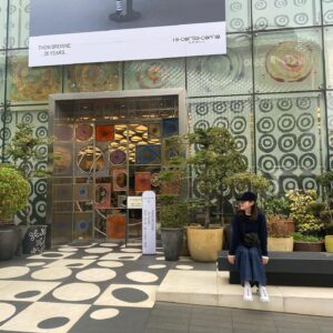 Rie Tomosaka Instagram - ⁡
先月の韓国旅行🇰🇷街に勢いがあって本当に刺激的でした。オススメをまとめてとのリクエストを沢山いただきましたが、初渡韓だったのでオススメできるほど知らないのですが、ざっくり個人的感想を。
⁡
#明洞 
2泊3日、明洞エリアに泊まりました。賑やかで色々楽しそうかなと思って選んだけど、私はちょっと落ち着かなくて、もし次に行く機会あるなら江南がいいなと思いました。ホテルは旅の目的と好みによって選択が全く変わると思うので、良し悪しは人それぞれかと。
⁡
#景福宮 
もう爆上がり。韓ドラ見てるから、ぎゃーん！ってなる。次は絶対チマチョゴリ着たい…🔥
⁡
#陳玉華ハルメ元祖タッカンマリ 
すごく並ぶと聞いてたけど、平日17時過ぎに行って普通に入れてラッキー。それでもほぼ満席。帰る頃には外に列ができていた。じゃがいもと〆の麺が最高。トッポギも追加。
⁡
#乙密台 
水冷麺をいただきました。マンドゥ美味しかった。現地の人が殆ど。
⁡
#黄金牧場 
ふらりと入れたこちらでサムギョプサル。日本人の口にも合うお味。ワサビと甘酸っぱい葉物のお漬物的な薬味で食べるのが好きだった。日本語メニューもあって気楽だし、普通でとても良き。
⁡
しかし言葉の壁はかなり大きい。観光エリア以外は英語が通じないところや、英語表記もない店舗も多し。そしてクレカ使えないお店やタクシーも多かったな。(Uberとかは別)地下鉄のSuica的なカードも現金チャージしかできなくて、がびーん。両替必須。
⁡
次は韓国でミュージカルが見たいです🫡
みんなのオススメも教えてね。
⁡
#韓国 
#渡韓 
⁡
⁡
⁡