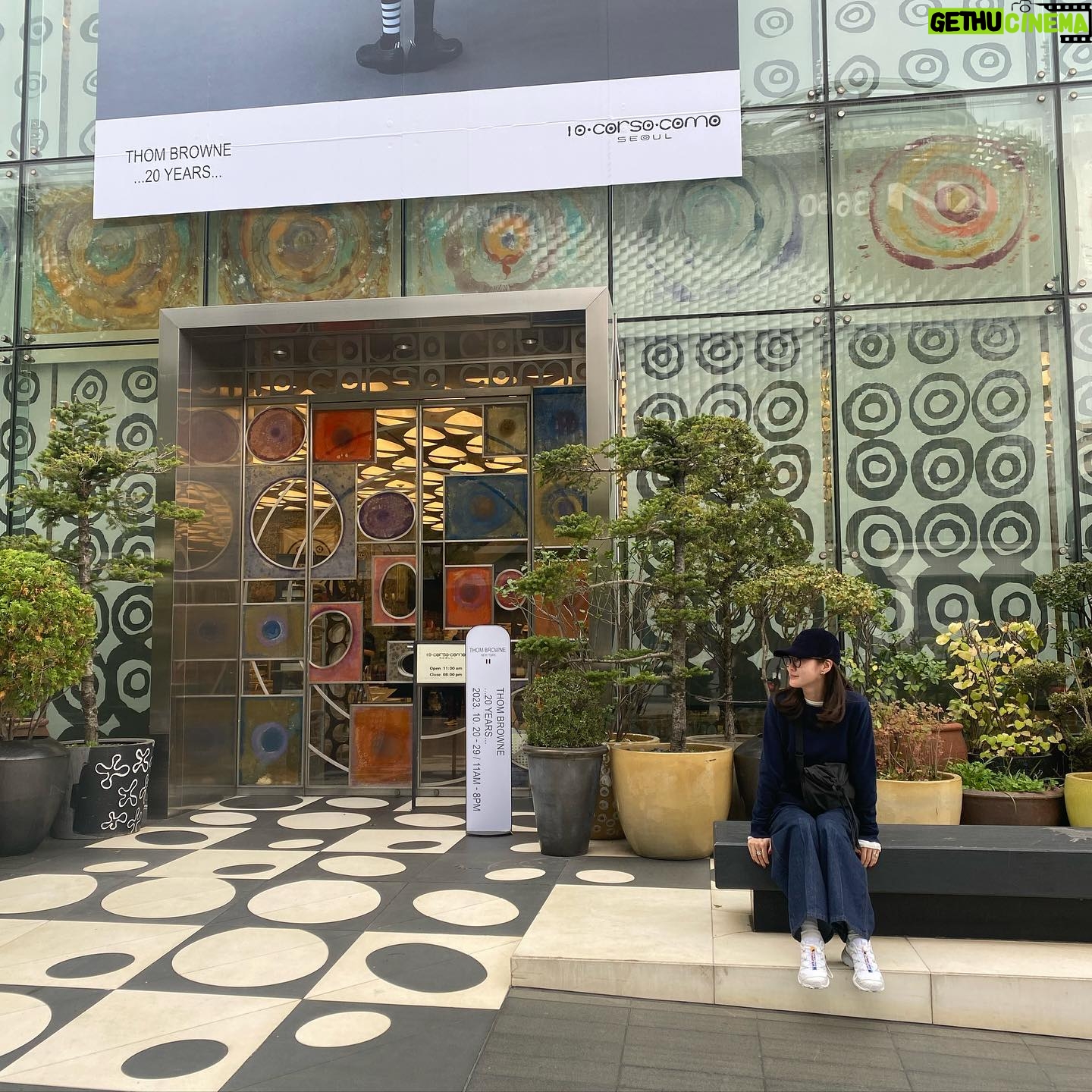 Rie Tomosaka - 3 Likes -
先月の韓国旅行🇰🇷街に勢いがあって本当に刺激的でした。オススメをまとめてとのリクエストを沢山いただきましたが、初渡韓だったのでオススメできるほど知らないのですが、ざっくり個人的感想を。
#明洞
2泊3日、明洞エリアに泊まりました。賑やかで色々楽しそうかなと思って選んだけど、私はちょっと落ち着かなくて、もし次に行く機会あるなら江南がいいなと思いました。ホテルは旅の目的と好みによって選択が全く変わると思うので、良し悪しは人それぞれかと。
#景福宮
もう爆上がり。韓ドラ見てるから、ぎゃーん!ってなる。次は絶対チマチョゴリ着たい…🔥
#陳玉華ハルメ元祖タッカンマリ
すごく並ぶと聞いてたけど、平日17時過ぎに行って普通に入れてラッキー。それでもほぼ満席。帰る頃には外に列ができていた。じゃがいもと〆の麺が最高。トッポギも追加。
#乙密台
水冷麺をいただきました。マンドゥ美味しかった。現地の人が殆ど。
#黄金牧場
ふらりと入れたこちらでサムギョプサル。日本人の口にも合うお味。ワサビと甘酸っぱい葉物のお漬物的な薬味で食べるのが好きだった。日本語メニューもあって気楽だし、普通でとても良き。
しかし言葉の壁はかなり大きい。観光エリア以外は英語が通じないところや、英語表記もない店舗も多し。そしてクレカ使えないお店やタクシーも多かったな。(Uberとかは別)地下鉄のSuica的なカードも現金チャージしかできなくて、がびーん。両替必須。
次は韓国でミュージカルが見たいです🫡
みんなのオススメも教えてね。
#韓国
#渡韓
