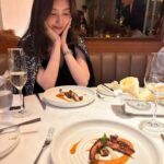 Rie Tomosaka Instagram - ⁡ 息子とせっちゃんとディナー。トマトパスタが凄く美味しくて、これを5皿くらい食べたかった。食後は神谷町から六本木まで散歩して、マックで夜お茶。女は、お腹がいっぱいでもお茶をしてお喋りしたいのよ。男子は「明日もバイトあるし先に帰るわ」と、クールに駅のホームへ消えていった。せっちゃんに「前よりも2人がリラックスして見えた」と言われて何だか嬉しい。日々試行錯誤しながら頑張っている息子の姿を見れて、「ああ、一人暮らしさせて良かったな」って、やっと心から思えた気がする。 @setsuko_sagittaire