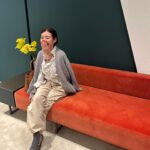 Rie Tomosaka Instagram - ⁡ 今年はパラシュートパンツにハマってる🫶 DM沢山いただいたロングパールは、先月ミッドタウンの @isetansalonetokyo のポップアップでオーダーしたもの。淡水パールで気楽につけられるのと、ものすごーく長いところが気に入っています。 ⁡ #カーディガン @unitedarrows_official #パンツ @muse_de_deuxiemeclasse #シャツ @deuxiemeclasse #靴 @tsurubymarikooikawa @palejute