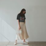Rie Tomosaka Instagram - ⁡ MWの春のアイテムが公開になりました！ ホームページもぜひご覧くださいませ🧚 楽ちんワンピも私の好きな食べ物ロゴTも 揺れるスカートも編み編みニットも 形最高なパンツもシャツも 使い勝手良すぎるロンTも 刺繍がポイントのトートも どれもオススメでございます♡ ⁡ 3月15日(金)20時から販売スタート！ 3月13日(水)20時から着用ライブやります ⁡ @myweakness_official ⁡