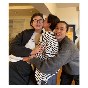 Rie Tomosaka Instagram - ⁡
真起子さん @watanabe_makiko 
こまきちゃん @komakixx 
⁡
念願のこまき飯を堪能。
楽しすぎる夜だった！
10代に知り合った2人と
こんなふうに語り合える幸せよ。
⁡
私はもちろんアニョハセYO！スウェット。
(脱いでもアニョハセYO！Tシャツ🇰🇷)
⁡
こまきちゃんが作ったゴマだれも最高。
これを使った漬け丼が美味しかった！ 
〆のお茶漬けもたまらん。
@tokyo_gokigen 
⁡
#真起子さんはニット
#こまきちゃんはウールパンツ
@myweakness_official 
#着てくれて嬉しい🥲