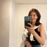 Rie Tomosaka Instagram - ⁡ 結構短くなった💇‍♀️ 2〜3センチは切ったかな。今は少し短めで軽めが気分。重さは残しつつ軽さも出したい。(←どっちなの) @abbey_matsunaga_official ⁡ #お洋服全部 @myweakness_official #サングラス @blanc_official #よく質問をいただくスマホは #適当に買ってるシリコンケースに #moftのスマホスタンドを貼ってるの