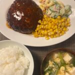 Rie Tomosaka Instagram - ⁡ 久々に息子とゆっくりごはん。 ⁡ これまた久々に作ったハンバーグ。あとはリクエストのマカロニサラダと韮と卵のお味噌汁。そうそう、彼と2人のごはんはいつもこんな感じだった。食後はあーだこーだと突っ込みながらNetflixの「セレブリティ」を。平和な時間。
