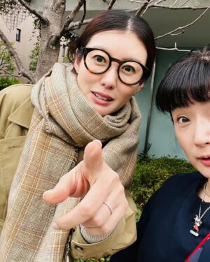 Rie Tomosaka Instagram - ⁡
久々に千秋ちゃんとランチ🍽️
 @chiaki77777 
⁡
私がデビューしたばかりの頃(12歳)、実はお仕事でご一緒しているのです。あれから時は流れ、ママ友でもある千秋ちゃん。芸能界に身を置く者同士、同じ年頃の子どもを持つ母親同士、共感できることが沢山あって、とても励まされたし、とても楽しかった🫶