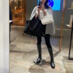 Rie Tomosaka Instagram - ⁡ ほぼ毎日同じような格好。 ミニスカとブーツが気分な秋冬です。 ⁡ @decollte_accessory 伊勢丹POPUP モコバッグは黒のLと白のS！ 禿げるほど悩んだわ🧚 ⁡ @decokyo @kumi511976 久々に会えて嬉しすぎた🫶 ⁡ #バッグ @decollte_accessory #カーディガン @lohen__official #スカート @deuxiemeclasse #カットソー @drawerofficial #ブーツ @caminandojp (昔のものです) ⁡