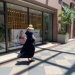 Rie Tomosaka Instagram - ⁡ ワンピース一枚に素足でサンダル。 これができる季節が大好きすぎる。 ⁡ Combi Dressの新色ネイビーは、黒とはまた違う雰囲気で良き。私は168センチでロングを着て、写真のような丈感。かごバッグは、とにかく可愛いです🥹浴衣にも合いそうだし、ビーチサイドにも…ああ妄想が膨らんで止まらない🤤