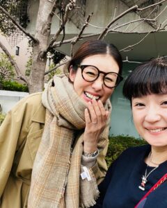 Rie Tomosaka Instagram - ⁡ 久々に千秋ちゃんとランチ🍽️ @chiaki77777 ⁡ 私がデビューしたばかりの頃(12歳)、実はお仕事でご一緒しているのです。あれから時は流れ、ママ友でもある千秋ちゃん。芸能界に身を置く者同士、同じ年頃の子どもを持つ母親同士、共感できることが沢山あって、とても励まされたし、とても楽しかった🫶