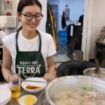 Rie Tomosaka Instagram - ⁡ アニョハセヨ🇰🇷 ⁡ #陳玉華ハルメ元祖タッカンマリ スープとじゃがいもと〆の麺が🫶 暑くてスウェット脱いだ。 Tシャツの捲れはその名残り。 #眼鏡 @blanc_official