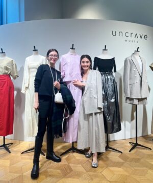 Rie Tomosaka Instagram - ⁡
たえちゃん展示会へ🍣
@taekohigashihara 
@uncrave_official 
#uncrave_white 
デニムやお背中ぱっくりトップスなどオーダー。
夏でも腹巻きしてる私は一枚で着られるのか。
早くあったかくならないかな🌴✨(気が早い)
⁡
#ニット @sloane.jp @mimollet コラボ
#スカート @deuxiemeclasse 
#ブーツ @caminandojp (昔のものです)
#バッグ @myweakness_official 
#眼鏡 @blanc_official 
#ネックレス @isetansalonetokyo 
#ストール @the_newhouse