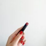 Rie Tomosaka Instagram - ⁡ こないだのインスタライブでつけいた リップの質問をDMでも沢山いただきます💄 こちらはルージュデコルテの19です 程よい抜け感もあって凄く気に入っています @decorte_official ⁡ 爪は引き続き赤ネイル❤️ シンプルなコーデのアクセントになって良き @bracenail0208