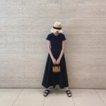 Rie Tomosaka Instagram - ⁡ ワンピース一枚に素足でサンダル。 これができる季節が大好きすぎる。 ⁡ Combi Dressの新色ネイビーは、黒とはまた違う雰囲気で良き。私は168センチでロングを着て、写真のような丈感。かごバッグは、とにかく可愛いです🥹浴衣にも合いそうだし、ビーチサイドにも…ああ妄想が膨らんで止まらない🤤