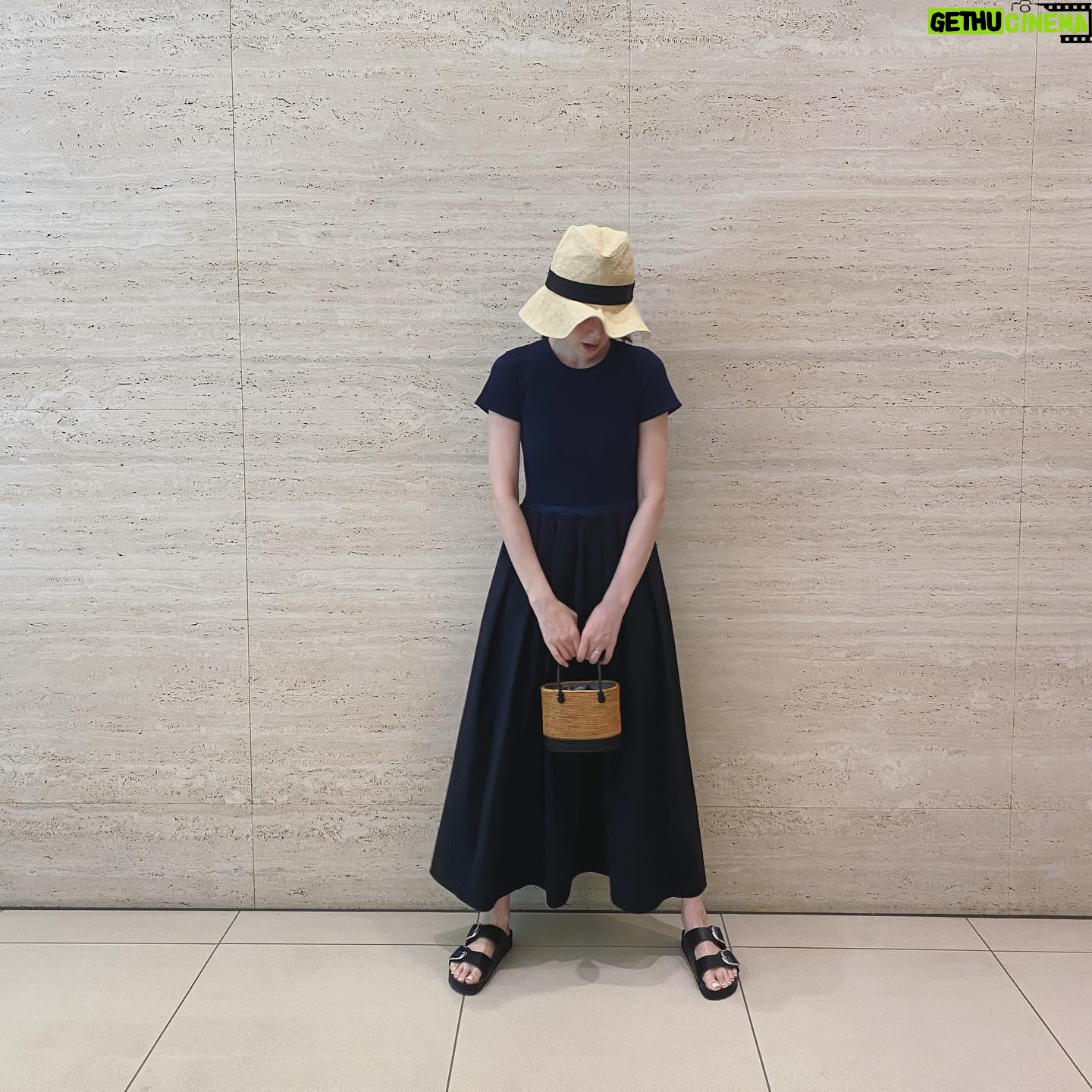 Rie Tomosaka Instagram - ワンピース一枚に素足でサンダル。 これができる季節が大好きすぎる。 Combi Dressの新色ネイビーは、黒とはまた違う雰囲気で良き。私は168センチでロングを着て、写真のような丈感。かごバッグは、とにかく可愛いです🥹浴衣にも合いそうだし、ビーチサイドにも…ああ妄想が膨らんで止まらない🤤