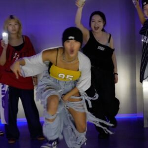 Rihey Instagram - @bangall_danceacademy 
다들 XXL 티셔츠입고 멋지게 움직인 뱅걀즈👍🏼
불빛들때문에 초점이 좀 나가서 영상은 아쉽지만,
현장은 아마무시한 에너지로 너무 재밌고 잘했지요❤️‍🔥
🎧 @youngposseup -XXL
👯‍♀️ @xsword__ @kamainme