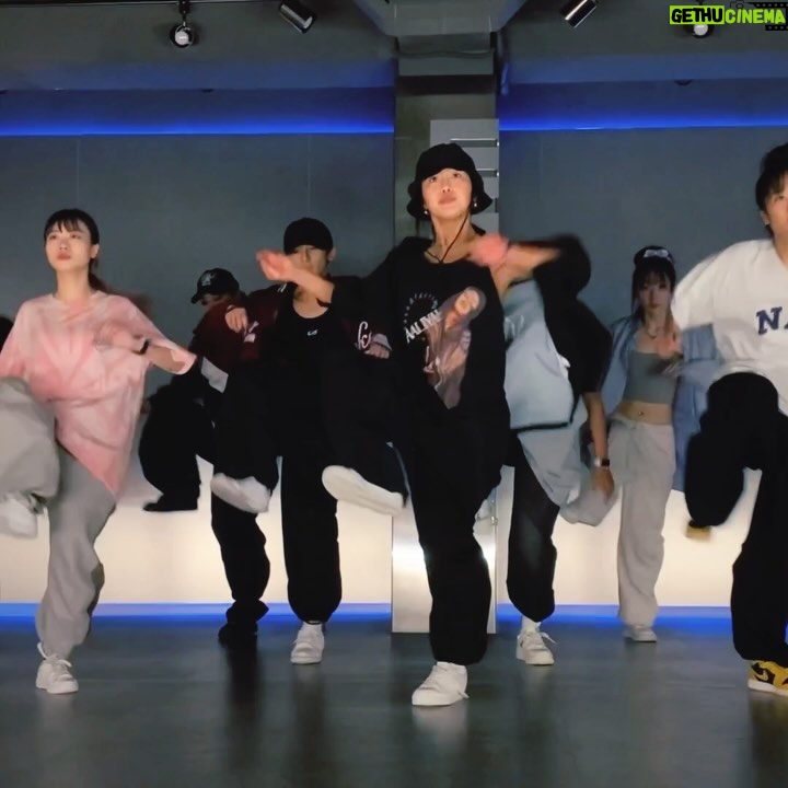 Rihey Instagram - @bangall_danceacademy 뱅걀즈 젤 집중하고 나도 함께 정리하는 트레이닝 타임🏃🏻♀️ 트레이닝 시간에는 주제에 맞게 개개인 자신에게 집중해서 몸을 체크하고 움직이고 고민하고 짧은 루틴도 함께하는 한달에 한번있는 집중 빡 시간입니다! 이번 시간 또한 너무 재밌었고,집중했고, 수고했어 뱅걀즈❤️🔥 기록 많이 남기자요!