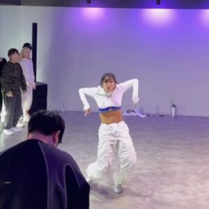 Rihey Instagram - @bangall_danceacademy 
뱅걀즈 베이직클래스⭐️
몇년만에 방학 특강으로 베이직클래스로 열정내봤는데,
새로운 얼굴들이 너무 많고 그 만큼 열정과 집중을 너무 잘해줘서
내가 더 신나 버렸지 뭐에요☺️
다들 너무 수고하셨고, 멋졌습니다!
이번달도 2/17,2/23 베이직반 달릴 예정이니,걀즈힙힙의 매력으로 또 한번 함께 집중하고 정리하는 시간 가져요❤️‍🔥
(마지막영상은 뱅걀즈와 루틴후 신난 제 프리스타일이라 수업진도랑은 무관합니다😂)