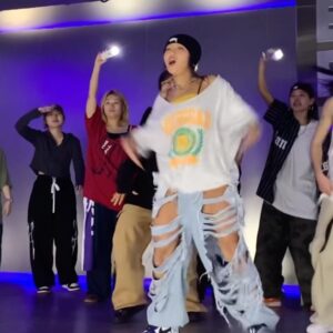 Rihey Instagram - @bangall_danceacademy 
다들 XXL 티셔츠입고 멋지게 움직인 뱅걀즈👍🏼
불빛들때문에 초점이 좀 나가서 영상은 아쉽지만,
현장은 아마무시한 에너지로 너무 재밌고 잘했지요❤️‍🔥
🎧 @youngposseup -XXL
👯‍♀️ @xsword__ @kamainme