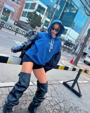 Rihey Instagram - 한겨울에도 핫팬츠 입을수있지🔥⛄️🌨️