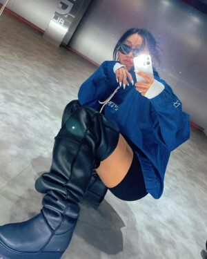 Rihey Instagram - 한겨울에도 핫팬츠 입을수있지🔥⛄️🌨️