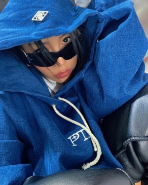 Rihey Instagram - 한겨울에도 핫팬츠 입을수있지🔥⛄️🌨️
