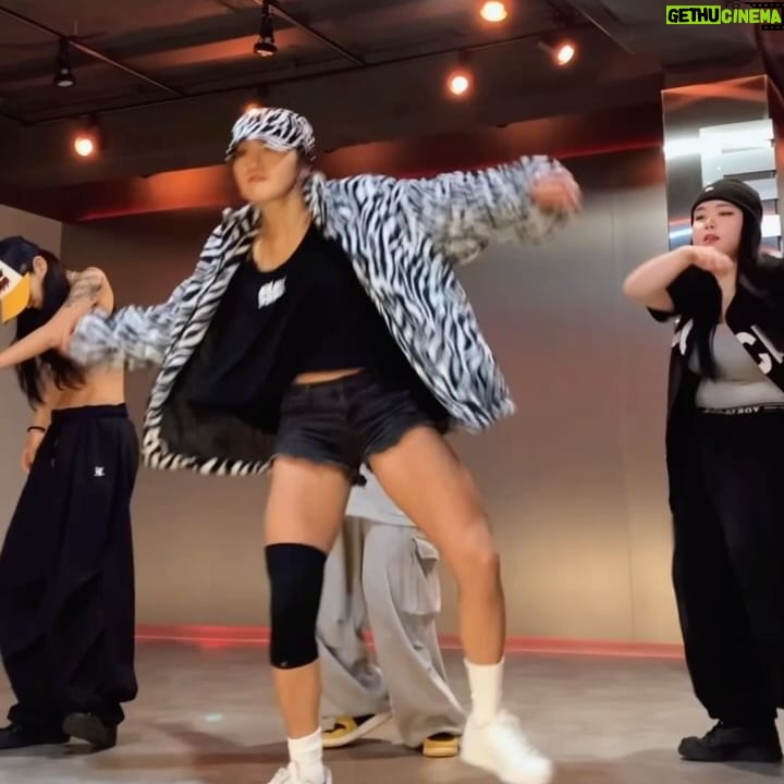 Rihey Instagram - @bangall_danceacademy 이제야 올리는 뱅걀즈와의 시간❤️🔥 트레이닝시간,걀즈루틴시간 2주 진짜 무쟈게 집중하고 너무 재밌었는데 뒷북이지만, 너무 수고했고 고마워요✨