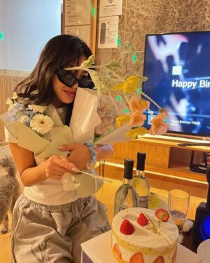 Rihey Instagram - #417🎂🤍

좋은 인연들 덕에 정말 많이웃고 쑥스럽고 
행복한 하루로 가득 찬 그런 날이였어요🥹
따듯한 봄의 하루를 만들어주셔서 정말 감사합니다🙇🏻‍♀️
오랜시간 저와 함께 보내고있는 소중한 인연들 
소중하고 애정하고 더 오랜기간 응원하고 함께하고 싶고 
매일매일 행복하세요🍀💝
이 날의 하루를 사랑가득한 특별한 날로 만들어주신
부모님 제일 감사합니다❤️