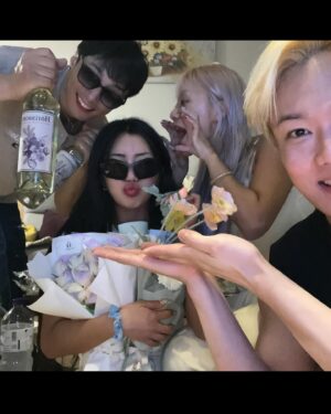 Rihey Instagram - #417🎂🤍

좋은 인연들 덕에 정말 많이웃고 쑥스럽고 
행복한 하루로 가득 찬 그런 날이였어요🥹
따듯한 봄의 하루를 만들어주셔서 정말 감사합니다🙇🏻‍♀️
오랜시간 저와 함께 보내고있는 소중한 인연들 
소중하고 애정하고 더 오랜기간 응원하고 함께하고 싶고 
매일매일 행복하세요🍀💝
이 날의 하루를 사랑가득한 특별한 날로 만들어주신
부모님 제일 감사합니다❤️