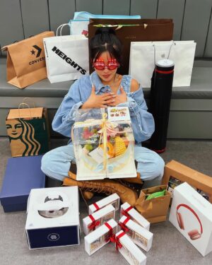 Rihey Instagram - #417🎂🤍

좋은 인연들 덕에 정말 많이웃고 쑥스럽고 
행복한 하루로 가득 찬 그런 날이였어요🥹
따듯한 봄의 하루를 만들어주셔서 정말 감사합니다🙇🏻‍♀️
오랜시간 저와 함께 보내고있는 소중한 인연들 
소중하고 애정하고 더 오랜기간 응원하고 함께하고 싶고 
매일매일 행복하세요🍀💝
이 날의 하루를 사랑가득한 특별한 날로 만들어주신
부모님 제일 감사합니다❤️