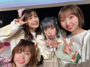 Riho Iida Instagram - ゆるシェア 第5弾

セトリがフェスすぎて汗だくライブ✋🏻❤️‍🔥
4人でとっても楽しかった〜！

今回からのルームウェアは @gjtmd_amj
えみつんと色違いで合わせました🧸🍉🍌

6枚目 
えみつん母がいつも差し入れてくださる美味しいどら焼き

7枚目
えみつんと一緒に衣装買い出しに行った時のフォー🍜

#ゆるシェア #左利きB型さそり座 
#会場にりっぴー2人いた #次は大阪 🐙