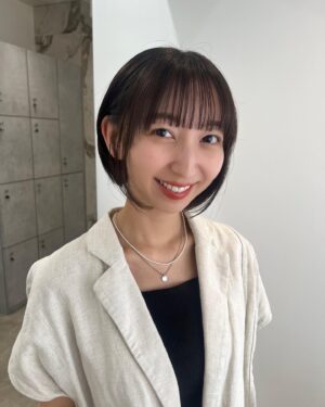 Riho Iida Instagram - 前髪作って、少し明るく。

フラットなベージュという難題に応えてくれました🤎
屋外だともう少し色味でます。

素敵に仕上げていただいて大満足なのに
お土産までいただきました😭♡

ありがとうございます◎

✂︎ @yasugi_eriko

#ミニボブ #ショートボブ 
#ヘアスタイル