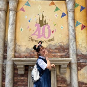 Riho Iida Instagram - いつどの瞬間撮っても絵になるみんな✨

ずっと撮っていたくなっちゃう。

5.6枚目は
橋の下でお願いごとしてくださいね
という案内があって
一番長く真剣にやってると思ったら
あれ？ちょっと寝てる？？
ってなった写真。ｶﾜｲｲ。

最後の2枚は
1枚目を撮影してた時に
直しにも入ってくれちゃう
ヘアーメイク前田さん。

まだ続く..◎

#Disney40周年
#天てれ30周年
#disney #disneysea 
#伊倉愛美
#バーンズ勇気 
#前田公輝