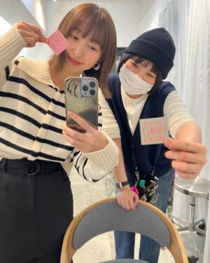 Riho Iida Instagram - new hair🪮
μ'sオーケストラコンサートに向けて
メンテナンスしてきました✨

@yasugi_eriko と
ひたすらスピスピ愛 @kanbajyanaiyo を
語っていたらあっという間🫶🏻

ありがとうございました♡
オカワなお名刺いただきました🟪⬜️