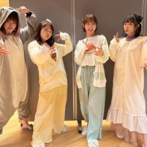 Riho Iida Instagram - ゆるシェア 第5弾

セトリがフェスすぎて汗だくライブ✋🏻❤️‍🔥
4人でとっても楽しかった〜！

今回からのルームウェアは @gjtmd_amj
えみつんと色違いで合わせました🧸🍉🍌

6枚目 
えみつん母がいつも差し入れてくださる美味しいどら焼き

7枚目
えみつんと一緒に衣装買い出しに行った時のフォー🍜

#ゆるシェア #左利きB型さそり座 
#会場にりっぴー2人いた #次は大阪 🐙