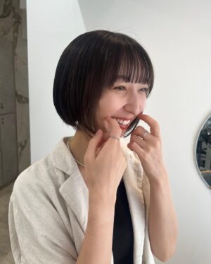 Riho Iida Instagram - 前髪作って、少し明るく。

フラットなベージュという難題に応えてくれました🤎
屋外だともう少し色味でます。

素敵に仕上げていただいて大満足なのに
お土産までいただきました😭♡

ありがとうございます◎

✂︎ @yasugi_eriko

#ミニボブ #ショートボブ 
#ヘアスタイル