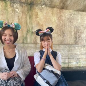 Riho Iida Instagram - いつどの瞬間撮っても絵になるみんな✨

ずっと撮っていたくなっちゃう。

5.6枚目は
橋の下でお願いごとしてくださいね
という案内があって
一番長く真剣にやってると思ったら
あれ？ちょっと寝てる？？
ってなった写真。ｶﾜｲｲ。

最後の2枚は
1枚目を撮影してた時に
直しにも入ってくれちゃう
ヘアーメイク前田さん。

まだ続く..◎

#Disney40周年
#天てれ30周年
#disney #disneysea 
#伊倉愛美
#バーンズ勇気 
#前田公輝
