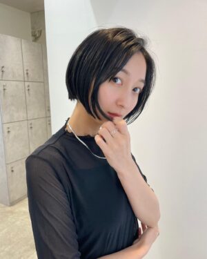 Riho Iida Instagram - hair change🪮

いつもお世話になっている
八杉さん @yasugi_eriko

フリーになられてから
初めてお店におじゃましました。

今まで居た環境から
新たな一歩を踏み出して挑む姿すごい！
かっこいい！

これからも応援しております。

いつもありがとうございます🩵

#ショートカット #ショートボブ
#ミニボブ #hairstyle