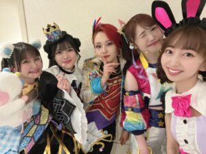 Riho Iida Instagram - プリティーシリーズWinter LIVE 2023❄️
香田澄あまり🐰

10枚目
歴史あるプリティーシリーズの主人公組に入って
パフォーマンスさせていただくなんて
本当に本当に光栄で嬉しすぎました..😭✨

1枚目
ポォロロ役のここちゃんと新曲初披露🍃
緊張したけど2人だから心強かったです。
9話のアニメ放送でもぜひライブパート見てね！

合間で写真撮れたみんなと♡

楽屋ではそらまると隣に座ってたよ🔔
写真撮ったと思ったら
動画になってる〜ってやつになっていたので
私だけの思い出に🤣🫶🏻

#プリティーシリーズ
#pripara
#香田澄あまり