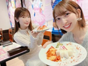 Riho Iida Instagram - 『GiGO コラボカフェ ラブライブ！～TVアニメ放送10周年記念～』
本日からオープンです！

ひと足先にうっちーと行ってきました🤍💛

みなさんもぜひ足を運んでみてね☺️

#lovelive #μsicforever #GiGO秋葉原３号館